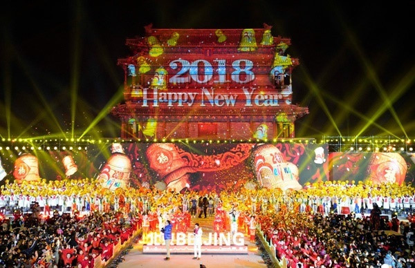Chương trình biểu diễn nghệ thuật tại Vĩnh Định Môn, Bắc Kinh đêm 31/12. Trung Quốc nổi tiếng với những chương trình ca múa nhạc trong ngày cuối năm, với sự tham gia của hàng loạt nghệ sĩ nổi tiếng. Ảnh: Reuters.