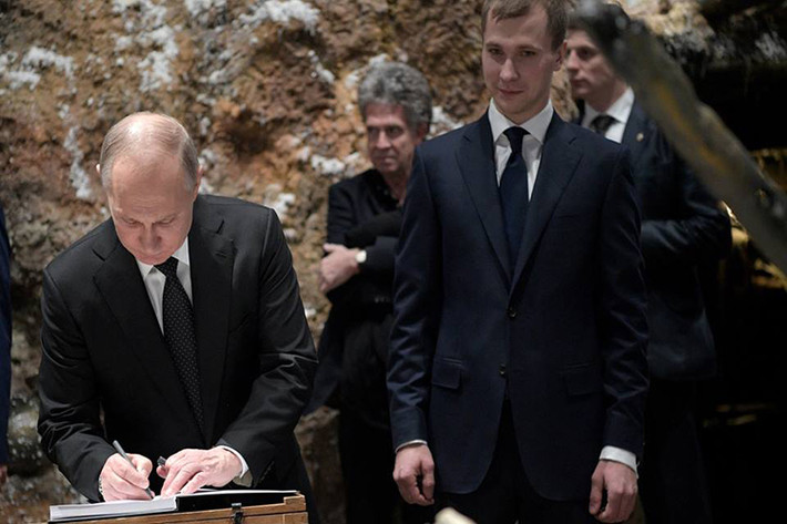 Được biết, khi Leningrad bị phát xít Đức bao vây gia đình của Tổng thống Putin là một trong hàng ngàn gia đinh sống trong thành phố này. Cha của ông cũng là một trong những chiến sĩ hồng quân bảo vệ thành phố. Ảnh: TASS.