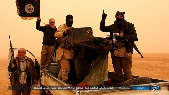 Amaq cũng cho biết, các tay súng khủng bố IS tấn công vào các trận địa phòng ngự của SDF xung quanh làng al-Bahrah phía nam thị trấn Gharanij. Trong cuộc giao chiến, các tay súng khủng bố, sử dụng tên lửa chống tăng ATGM bắn vào trận địa của SDF, 5 chiến binh thiệt mạng.