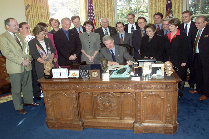Bàn làm việc của cựu Tổng thống Bill Clinton lại khá chật chội với các bức ảnh gia đình được đặt ngay trên Chiếc bàn Kiên Định thậm chí có cả tượng bán thân của một số nhân vật nổi tiếng của nước Mỹ. Ảnh: Business Insider.