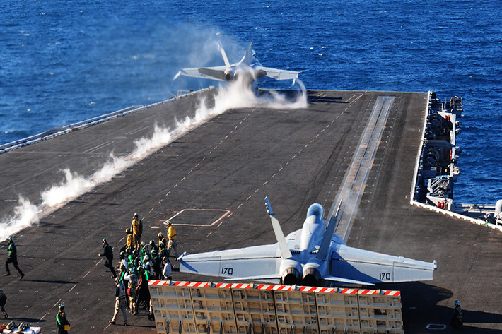 Hiện vẫn chưa rõ trong chuyến thăm chính thức Đà Nẵng vào tháng 3 tới tàu sân bay USS Carl Vinson có đi kèm biên đội tàu hộ tống hay không cũng như thời gian chính thức tàu sân bay này đến Việt Nam. Nguồn ảnh: Wikimedia.
