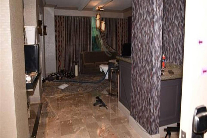 Theo Daily Mail, hôm 19/1 Cảnh sát thành phố Las Vegas, Mỹ vừa công khai những hình ảnh đầy đủ bên trong căn phòng khách sạn nơi Stephen Paddock xả súng xuống hàng ngàn vào đêm 1/10/2017 đang tham gia một buổi hòa nhạc đối diện khách sạn Mandalay Bay. Ảnh: Daily Mail.