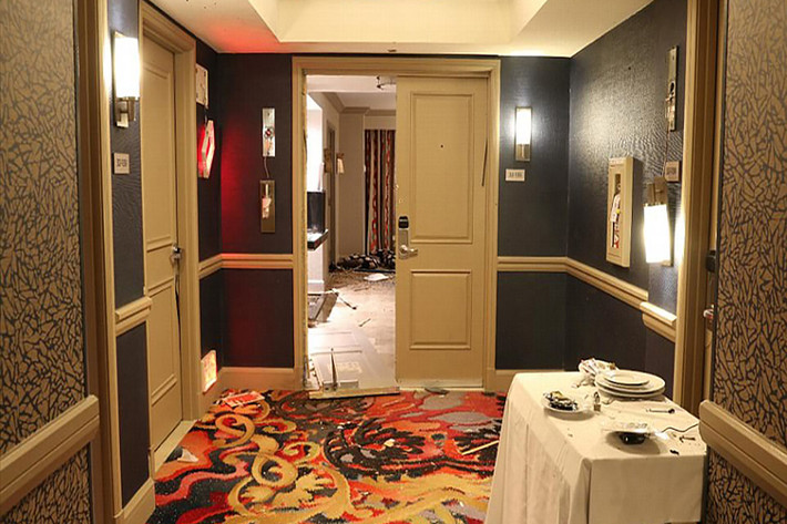 Cánh cửa căn phòng của Paddock ở khách sạn Mandalay Bay bị phá tung khi lực lượng phản ứng nhanh Las Vegas xông vào. Ảnh: Daily Mail.