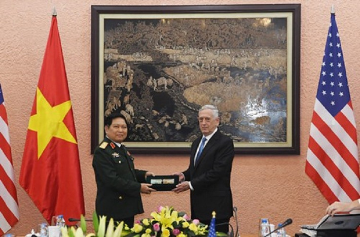 Theo thông báo này, trong cuộc trao đổi với Bộ trưởng Quốc phòng Việt Nam, Đại tướng Ngô Xuân Lịch, Bộ trưởng Mattis đã nhấn mạnh Chiến lược Quốc phòng Quốc gia (NSS) 2018 về cam kết của Mỹ với việc hợp tác cùng đối tác như Việt Nam đề duy trì khu vực Ấn Độ - Thái Bình Dương tự do và mở. Nguồn ảnh: Quân đội Nhân dân.