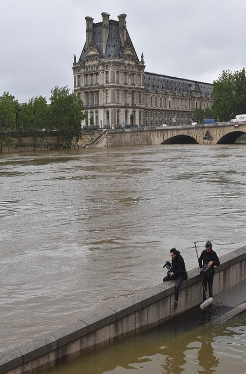Trong khi đó, các mạng xã hội và truyền thông Pháp lại khá thích thú với hình ảnh Paris đang chìm trong nước lũ. Ảnh: Barcroft Images.