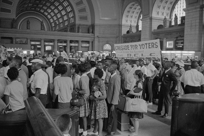 Những người Mỹ gốc phi diễu hành tại ga trung tâm ở Washington vào tháng 8/1963 trong phong trào dân quyền đòi lại sự công bằng cho mọi người da màu trong xã hội Mỹ. Ảnh: Thư viện Quốc gia Mỹ.