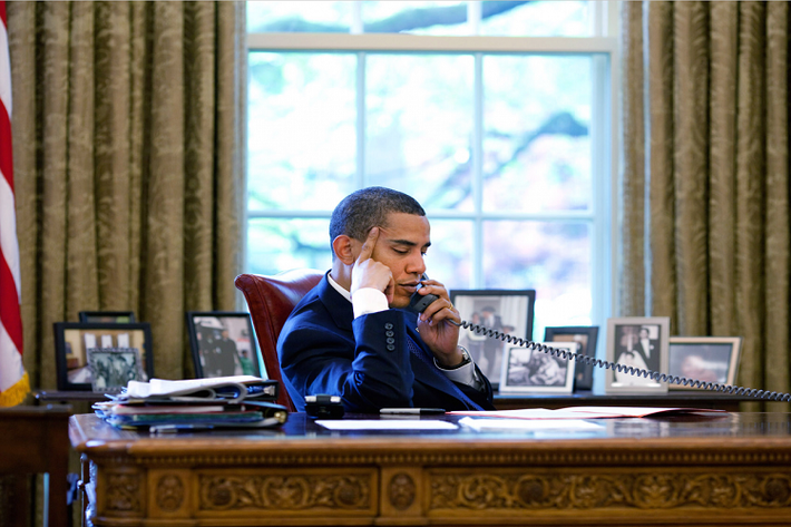 Còn bàn làm việc của cựu Tổng thống Barack Obama lại nổi bật với những bức ảnh gia đình được đặt phía sau bàn làm việc. Ảnh: Business Insider.
