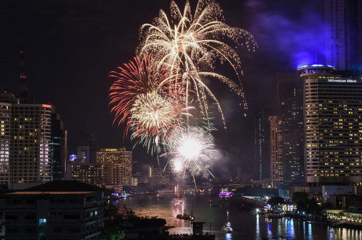 Pháo hoa tưng bừng tại thủ đô Bangkok, Thái Lan. Người dân Thái Lan đã có thể mở tiệc mừng năm mới với những hoạt động vui chơi giải trí sau một năm quốc tang cố quốc vương Bhumibol Adulyadej. Ảnh: AFP.