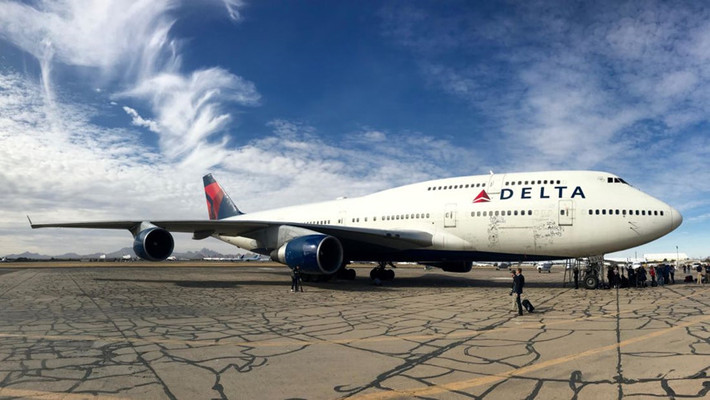 Hiện 185 máy bay Boeing 747 vẫn đang chuyên chở hành khách trên toàn thế giới, theo số liệu của trang Flightglobal. Đa số chúng ở châu Âu với các hãng hàng không như British Airways, Lufthansa, KLM và tại châu Á với các hãng Korean Air và Air China. 332 chiếc 747 khác là máy bay chở hàng, các nhân vật VIP, nguyên thủ quốc gia hoặc làm các nhiệm vụ đặc biệt.