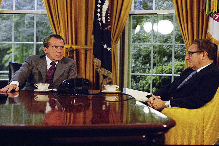 Còn đây là Chiếc bàn Kiên Định của cựu Tổng thống Richard Nixon khi ông đang nói chuyện Henry Kissinger trong năm 1973, sau lưng ông một số bức ảnh gia đình và cả một bức ảnh của cựu Tổng thống Abraham Lincoln. Ảnh: Business Insider.