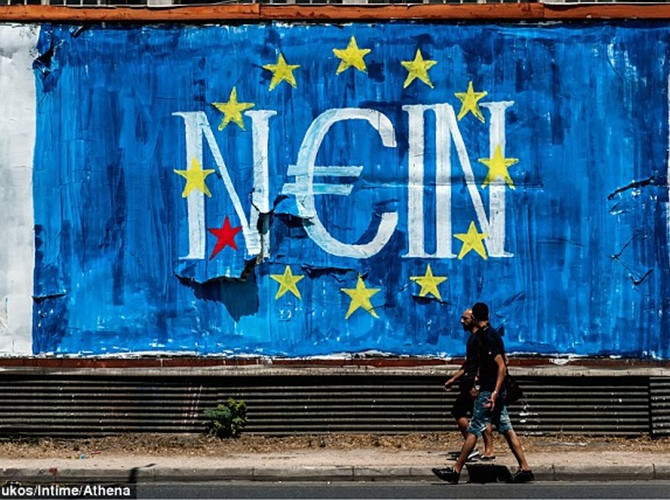 Tranh cổ động graffiti trên đường phố Athens "nói không" với đồng euro trước cuộc trưng cầu dân ý có tính chất định mệnh vào ngày Chủ Nhật tới (5/7/2015).