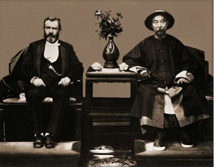 Ảnh chụp chung giữa tổng thống thứ 18 của Mỹ - ngài Ulysses Simpson Grant và Lý Hồng Chương vào năm 1879.