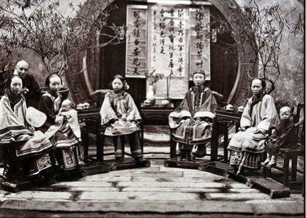 Một đại gia đình thượng lưu ở Trung Quốc hàng trăm năm trước. Bức ảnh này được chụp vào năm 1875.