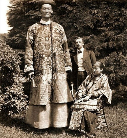 Một người đàn ông Trung Quốc có chiều cao khổng lồ hơn 2m, ảnh được chụp vào năm 1870.