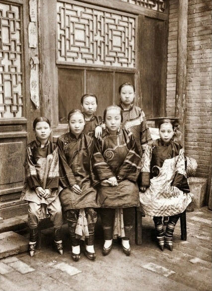Những thiếu nữ Trung Quốc với tục bó chân, ảnh chụp năm 1901.