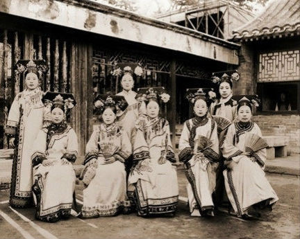 Các nàng cung nữ tại Bắc Kinh, ảnh chụp trong khoảng thời gian 1910 - 1925.