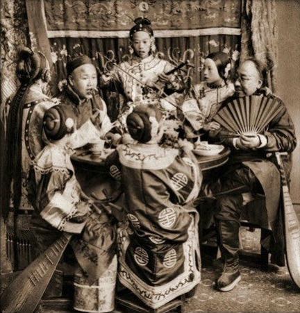 Một phú thương giàu sang có ca kỹ phục vụ trong bữa tiệc. Ảnh chụp vào năm 1901.