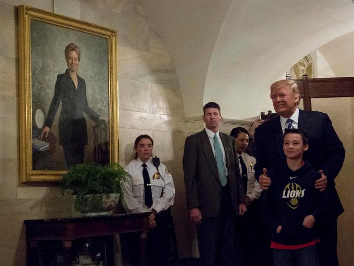 Ông Trump xuất hiện bất ngờ và còn chụp ảnh với một khách thăm quan nhỏ tuổi ở Nhà Trắng.