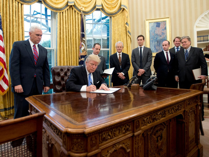 Tân Tổng thống Donald Trump ký sắc lệnh hành pháp đầu tiên rút Mỹ khỏi Hiệp định Xuyên Thái Bình Dương (TPP).