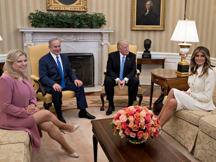 Tổng thống Mỹ Trump tiếp vợ chồng Thủ tướng Israel Benjamin Netanyahu ở phòng Bầu dục, Nhà Trắng.