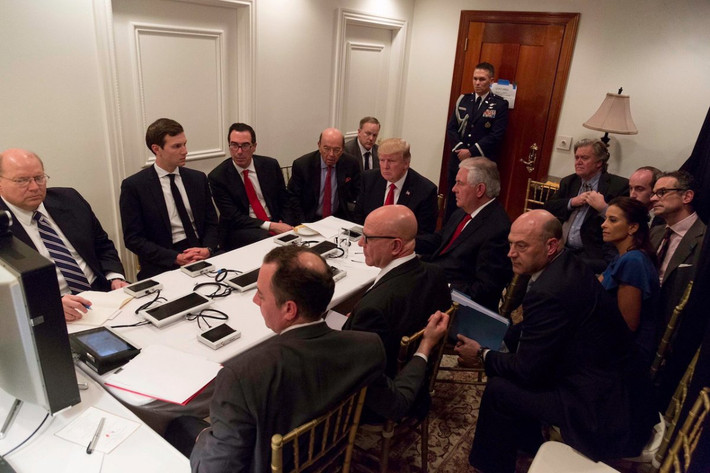 Tổng thống Trump chỉ thị mở cuộc tấn công bằng tên lửa hành trình vào một căn cứ không quân Syria sau vụ tấn công hóa học ở tỉnh Idlib.