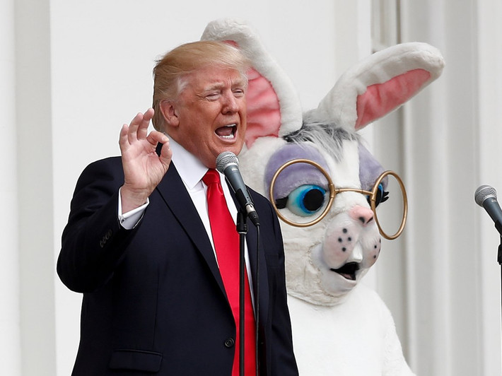 Hình ảnh Tổng thống Trump chủ trì cuộc thi Lăn trứng ngày Lễ Phục sinh ở Nhà Trắng.