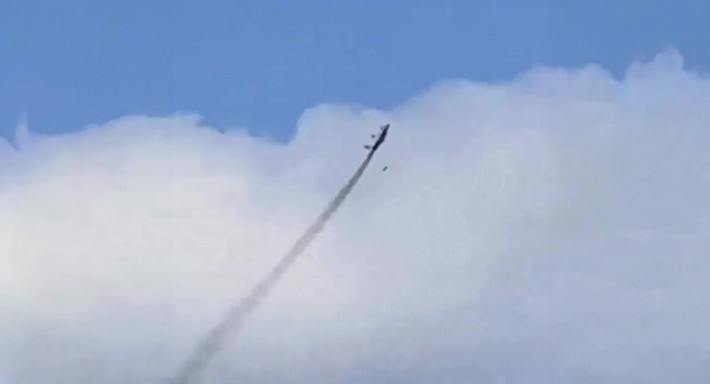 Trong đoạn video, dễ dàng nhận thấy phi công lái tiêm kích MiG-29 bay gần sát mặt đất nhằm lẩn tránh radar phòng không của Nga, sau đó anh ta nâng mũi máy bay lên và tăng mạnh độ cao theo một góc 45 độ.