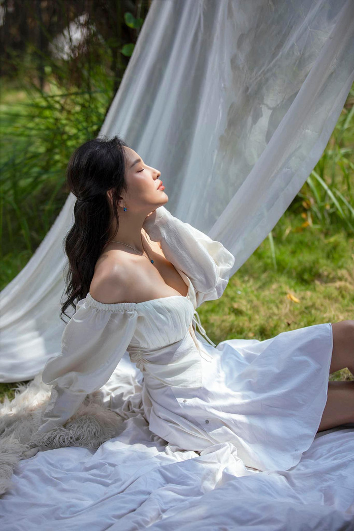 Cơ thể thon gọn, vai trần gợi cảm gây thương nhớ của Mai Phương Thúy.