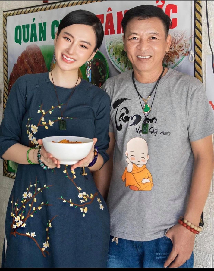 Angela Phương Trinh có phong cách ngày càng giản dị, cô đặc biệt yêu thích áo dài cách tân.