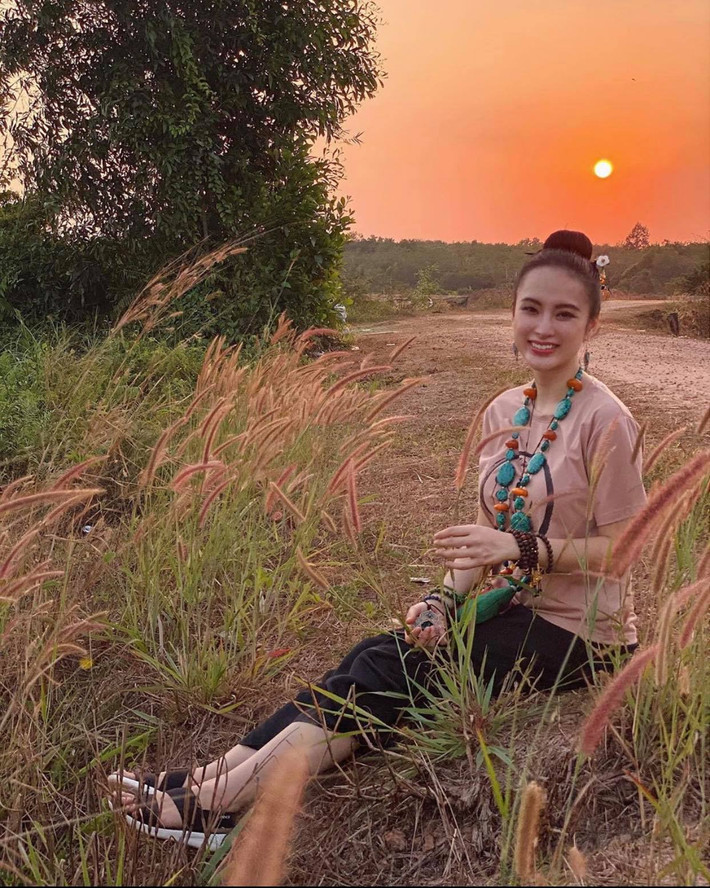 Trước đó, nữ diễn viên thường xuyên lăng xê áo phông có giá 80.000 đồng vô cùng giản dị.