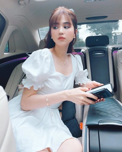 Không thể phủ nhận nhan sắc như kẹo ngọt của Ngọc Trinh vô cùng hợp với những chiếc váy xinh xắn kín đáo.