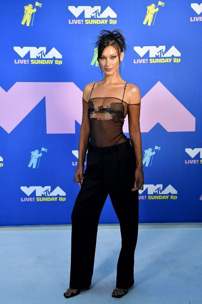 Chiếc áo ren gần như không có tác dụng che chắn gi của Bella Hadid.
