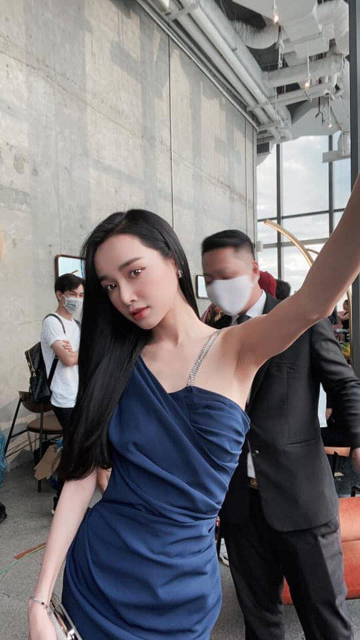 Nhã Phương xinh đẹp tựa nữ thần trong chiếc váy xanh lệch vai sang trọng.