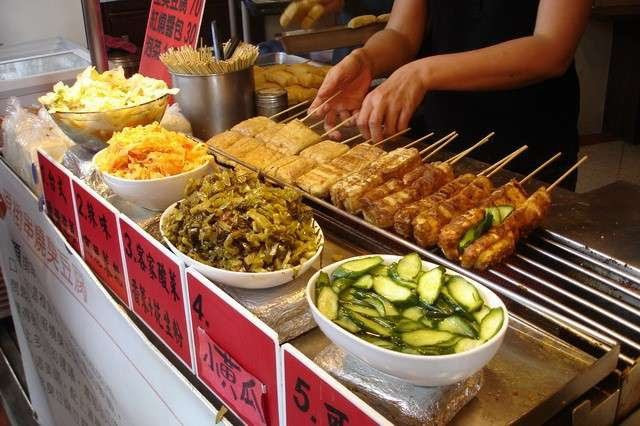 Ăn kèm còn có các rau muối chua để cân bằng vị giác.