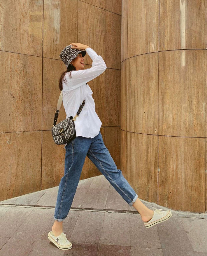 Item đơn giản sơ mi trắng kết hợp với jeans nhưng nổi bật là mũ và túi đến từ thương hiệu Gucci.