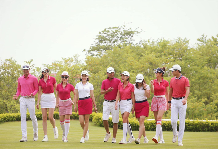 Thu Hoài, Hồng Đăng cùng nhóm bạn thân thiết diện thời trang sân golf vô cùng thời thượng và năng động.