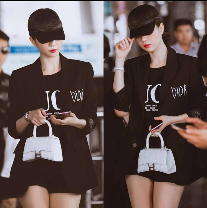 Một chiếc blazer của Dior kết hợp cùng sooc ngắn thích hợp khi đi dạo phố, đi chơi vừa năng động vừa lịch sự.