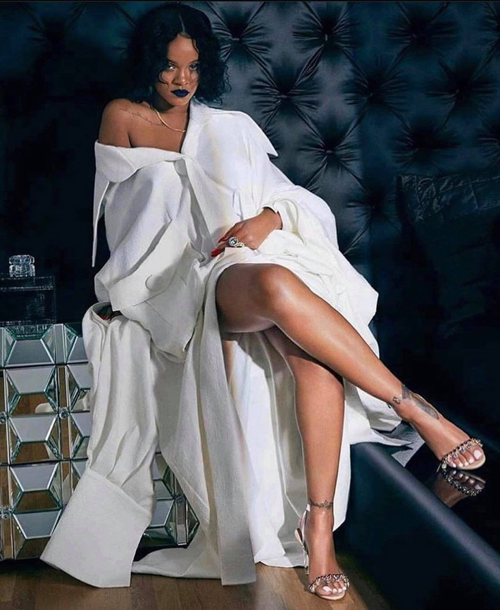 Rihanna diện mẫu thiết kế của Công Trí trong bộ sưu tập "Em Hoa" 2017.