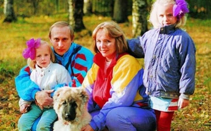 Bức ảnh chụp cả gia đình riêng của Tổng thống Nga Putin bên vợ Lyudmila và hai con gái vào khoảng năm 1990.