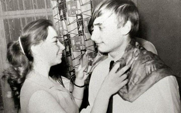 Hình ảnh nam sinh Vladimir Putin nhảy cùng bạn gái cùng lớp Elena trong một bữa tiệc ở thành phố St.Petersburg năm 1970.