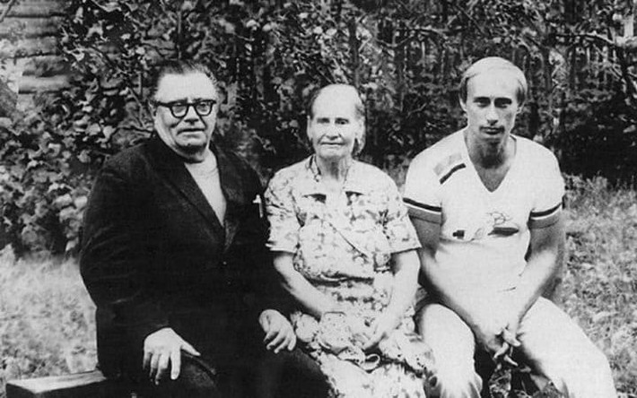 Nam thanh niên Putin trong một bức ảnh chụp cùng bố mẹ ruột vào năm 1985.