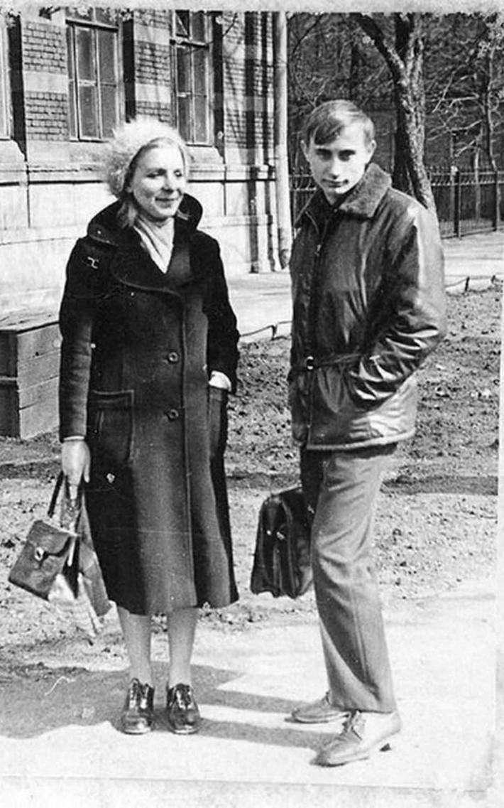 Một bức hình khác chụp nam sinh viên Vladimir với mẹ vào khoảng năm 1970. Tổng thống Putin từng theo học khoa Luật trường Đại học Saint Petersburg năm 1970 và tốt nghiệp trường này 5 năm sau đó.