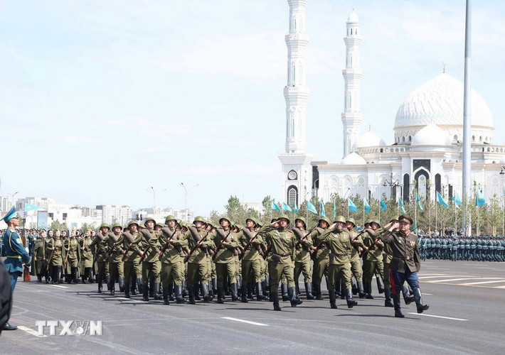 Các lực lượng vũ trang Kazakhstan duyệt binh tại buổi lễ. Ảnh: TTXVN