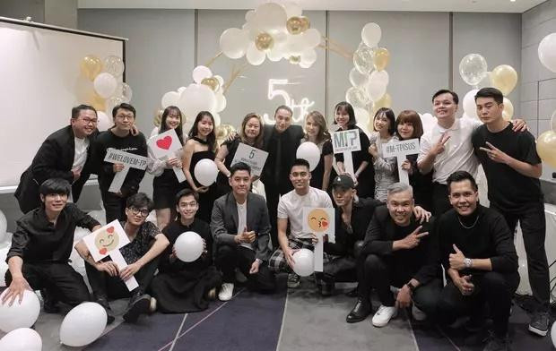 Tối qua (10/11) mạng xã hội được phen xôn xao vì Hải Tú chính thức lộ diện bên Sơn Tùng sau hơn 9 tháng vướng ồn ào "trà xanh".