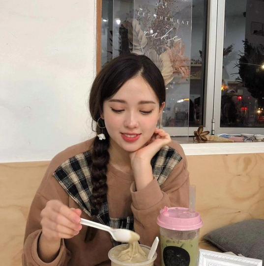 Ngọc Trang sinh năm 2003, hot girl 2K vừa tốt nghiệp bậc THPT tại Corinda State High ở Brisbane (Australia).
