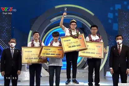  Nguyễn Hoàng Khánh (học sinh Trường THPT Bạch Đằng, Quảng Ninh) vừa trở thành nhà vô địch Đường lên đỉnh Olympia 2021 với 315 điểm.