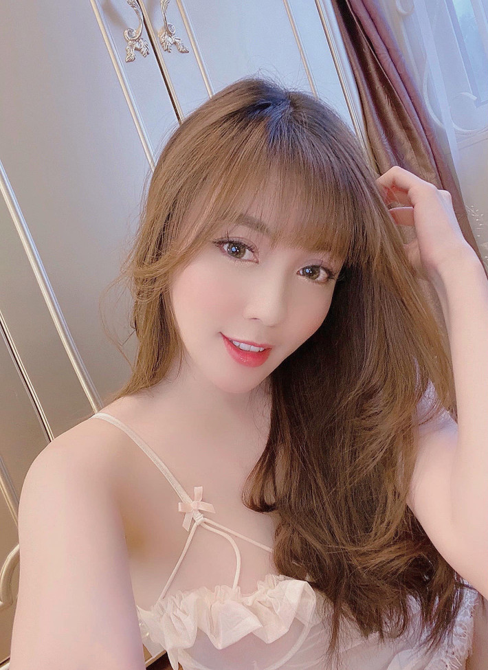 Trái ngược với vẻ thuỳ mị, kín đáo trên giảng đường đại học, ngoài đời, Âu Hà My là người có phong cách khá bốc lửa.