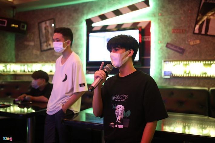Lâm Quý Hùng (20 tuổi) cảm thấy rất vui, thoải mái khi được đi hát karaoke cùng bạn bè sau 7-8 tháng. "Dù đều đã tiêm vaccine đầy đủ, tụi mình vẫn khá lo. Để an tâm hơn, mình và bạn quyết định vừa đeo khẩu trang, vừa hát. Tuy có hơi bất tiện, không được thoải mái, mình thấy như vậy vẫn an toàn hơn", Hùng nói với Zing.