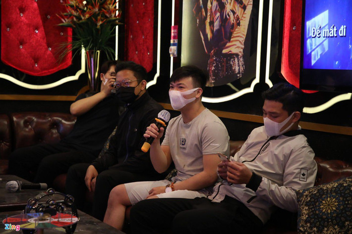 Sau hơn nửa năm đóng cửa vì dịch bệnh, các quán karaoke tại TP.HCM mở cửa đón khách vào ngày 17/11, ngay sau thông báo mới của chính quyền thành phố.