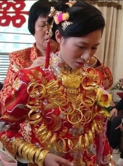 Cô dâu "xúng xính" trong bộ đồ cưới truyền thống nhưng tâm điểm lại chính là chuỗi vòng vàng trước cổ.